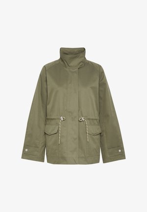 Oliivroheline keskpikk jakk kõrge kraega, kahe esiosa taskuga, reguleeritavate nööridega ja siledast materjalist.