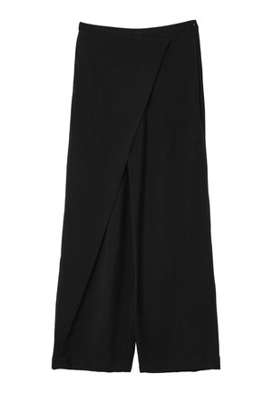 Schwarze weite Hose mit Wickeldesign, aus leichtem Stoff, mit glatter Textur und einem klaren, minimalistischen Schnitt.