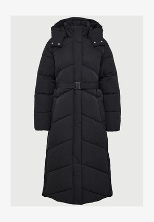 Casaco de inverno longo preto acolchoado com capuz e cinto ajustável na cintura, fecho com zíper na frente e bolsos laterais.