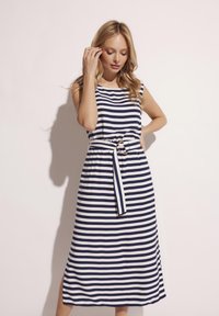 Navy i biało paskowana sukienka midi z okrągłym dekoltem, elastycznym pasem i wiązanym paskiem z okrągłą klamrą. Gładka, lekka tkanina.