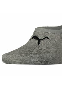 Graue, niedrig geschnittene Socke mit schwarzem Puma-Logo oben, nahtloses Zehendesign und elastischem Bund für eine enge Passform.