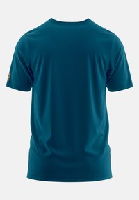 Heren teal kortekous t-shirt gemaakt van gladde stof. Voorzien van een ronde halslijn en een logopatch op de linkermouw voor extra detail.
