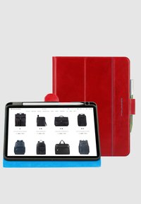 Rode leren tablethoes met een slank ontwerp, voorzien van verticale stiksels en een penhouder. Blauwe suède basis houdt een open tablet met tassen weergeven.