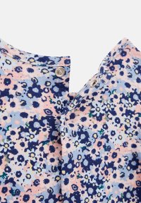 Tessuto a motivi floreali in blu, rosa e verde. Presenta un collo rotondo con chiusure a scatto, una consistenza morbida e colori vivaci.