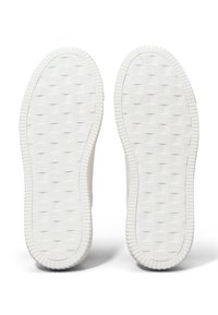 Suole di sneaker bianche con una superficie testurizzata e un motivo a griglia a rombi. I bordi arrotondati e la suola in gomma spessa offrono stabilità.