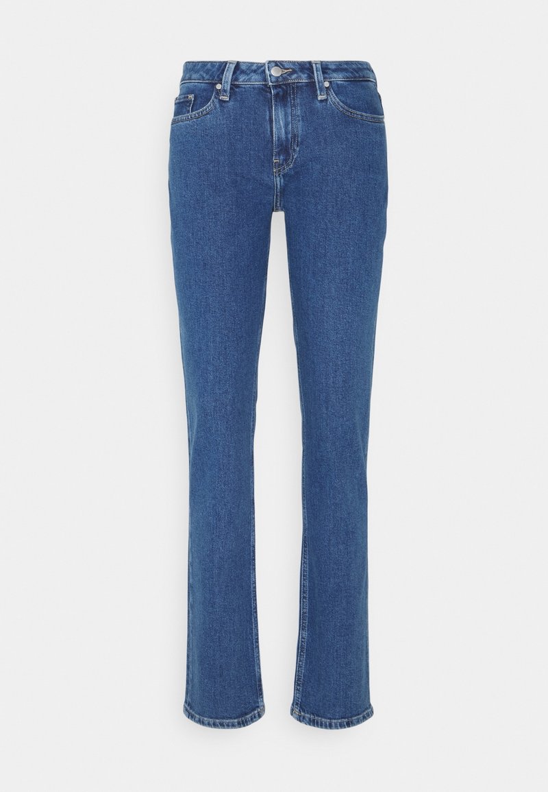 Jean en denim bleu avec une coupe droite, design classique à cinq poches, fermeture à bouton en métal et détails de couture subtils.