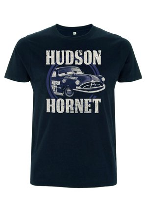 T-shirt en coton noir avec un graphisme vintage de Hudson Hornet en bleu et blanc. Le texte indique "HUDSON HORNET" dans une police usée.