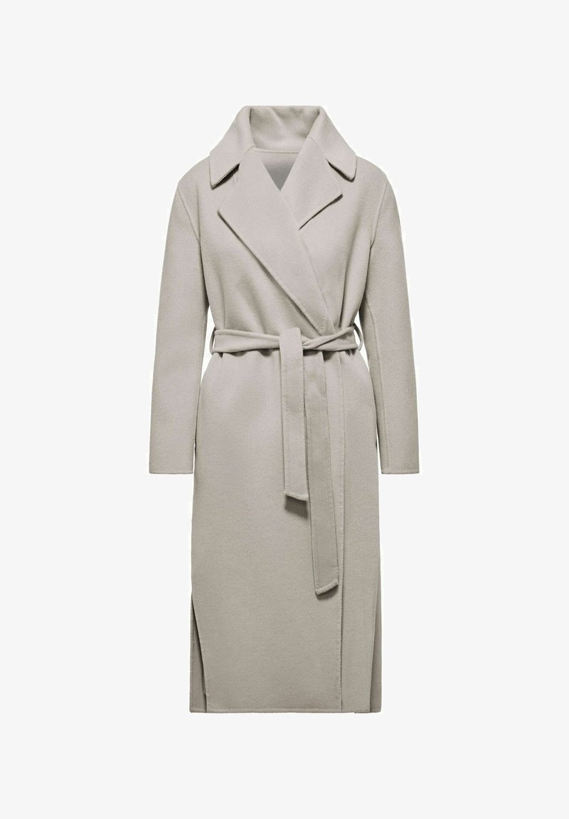 Lichtgrijze wikkelcoat van zachte stof, met een sjawl-kraag, lange mouwen, een strikceintuur en zijsplitten voor extra bewegingsvrijheid.