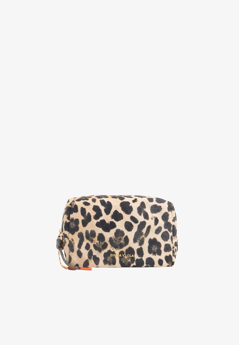Cosmetic tas in luipaardprint in beige en zwart, met een gladde textuur, afgeronde vorm en gouden branding. Inclusief een decoratieve ritssluiting.