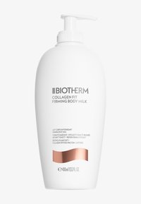 Vit plastflaska med pumpdispenser. Etiketten har silver- och roséguldsdetaljer och visar texten "Biotherm Collagen Fit Firming Body Milk."