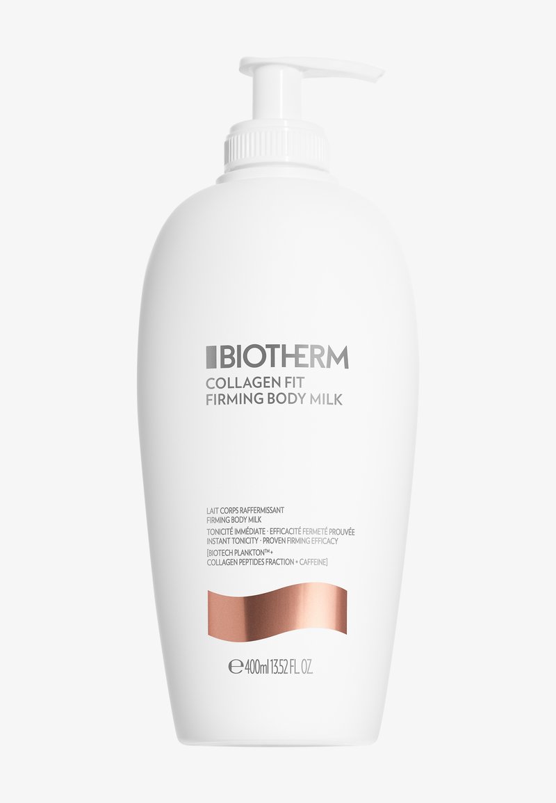 Vit plastflaska med pumpdispenser. Etiketten har silver- och roséguldsdetaljer och visar texten "Biotherm Collagen Fit Firming Body Milk."