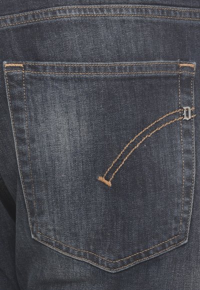 I jeans in denim scuro presentano una tasca posteriore con cuciture a contrasto in marrone. Un piccolo anello decorativo è attaccato vicino alla parte superiore della tasca.