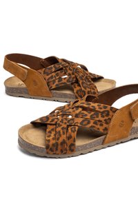 Bruine suède sandalen met leopardenprint, voorzien van kruisriemen, een achterriem en een getextureerde tan zool.