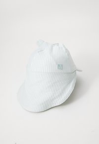 Randig blå barnkeps med kaninöron, gjord av lättviktig tyg, med en bred skärm och en logodetalj på framsidan.