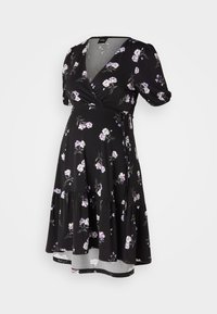 Svart blommig omslagsklänning med korta ärmar, featuring en v-ringning, lager på lager kjol, och ljuslila blommönster på ett mjukt, texturerat tyg.