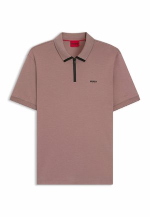 Lyhythihainen poolopaita hillityssä malvan sävyssä, jossa musta vetoketju ja kaulus. Vasemmalla puolella pieni musta logo. Sileä pinta.