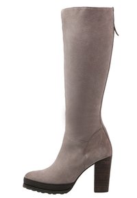 Knähöga stövlar i taupe mocka med hög staplad klack, rund tå, sidodragkedja och subtilt präglad logotyp nära klacken.