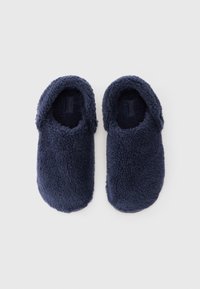 Ett par marinblå, fluffiga tofflor med stängd tå och öppen baksida, designade för inomhuskomfort och värme.