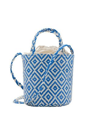 Sac seau tissé bleu et blanc avec motif en forme de losange, anses tressées et doublure intérieure en tissu beige avec cordon de serrage.