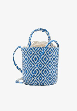 Sac seau tissé bleu et blanc avec motif en forme de losange, anses tressées et doublure intérieure en tissu beige avec cordon de serrage.