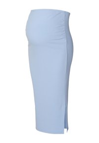 Hellblaue, gerippte Midirock mit figurbetontem Design, Schlitz an der Seite und elastischem Bund für Komfort. Glatte Textur und nahtloses Finish.