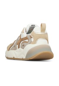 Sneaker beige e bianco con suola spessa, pannelli in suede e tessuto, e un tassello sul tallone, vista dal lato posteriore destro.