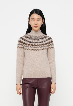 Strickpullover in hellbeige mit rundem Halsausschnitt, der ein geometrisches Muster in dunklem Braun und Grau aufweist. Weiches, strukturiertes Wollmaterial.