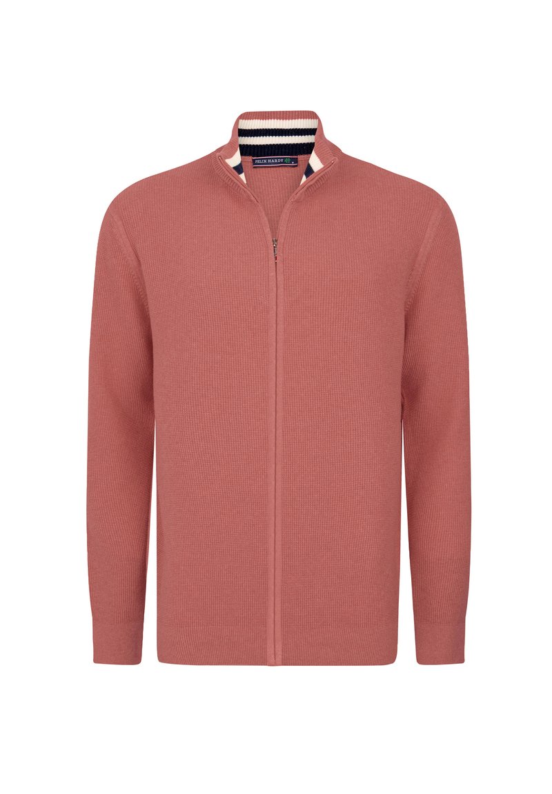 Sudadera con cremallera en punto acanalado color coral, con un cuello a rayas en azul marino, blanco y rojo. Manga larga y un diseño ajustado, textura suave.