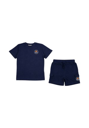 T-shirt bleu marine à manches courtes et short assorti avec taille à cordon et écusson logo sur la poitrine gauche et la cuisse gauche.