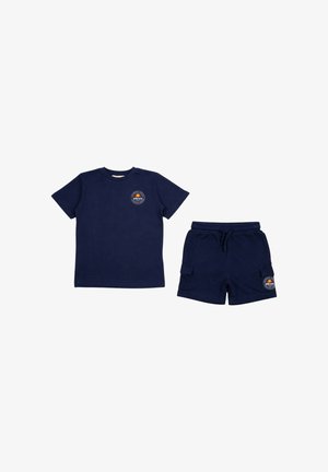 T-shirt bleu marine à manches courtes et short assorti avec taille à cordon et écusson logo sur la poitrine gauche et la cuisse gauche.