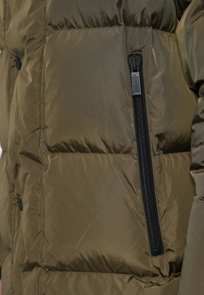 Giacca a vento verde oliva con design trapuntato, zip nera e bottoni a pressione. Realizzata in un materiale liscio e lucido con una consistenza morbida.