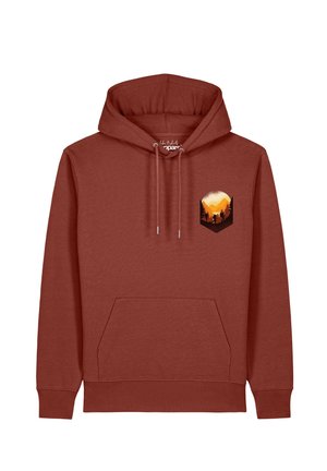 Sweat à capuche couleur rouille avec poche avant et capuche, avec un petit graphique sur la poitrine représentant un coucher de soleil jaune-orange sur des montagnes et des arbres.