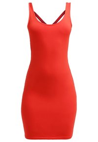 Robe moulante sans manches rouge vif avec décolleté en U et double bretelles fines croisées dans le dos, longueur au genou.