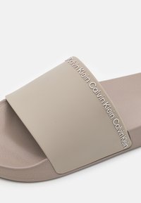 Calvin Klein POOL SLIDE  - Strandpapucsok és -szandálok - light grey