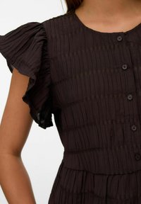 Abito marrone scuro con texture plissettata, maniche corte a volant e chiusura con bottoni sul davanti. Tessuto liscio con design a strati.