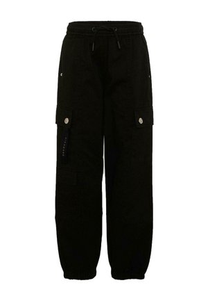 Pantaloni cargo neri con vita e caviglie elastiche, dotati di tasche frontali con patta e chiusure con bottoni metallici e dettaglio con laccio.