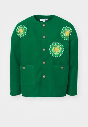 Jachetă verde din lână cu broderie cu margarete, guler rotund și patru nasturi decorativi. Include două buzunare frontale.