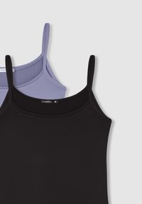 Due top in stile canotta: uno in viola chiaro e uno in nero. Realizzati in tessuto liscio con spalline sottili e scollatura arrotondata.