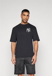 New Era - MLB NEW YORK YANKEES OVERSIZE TEE - Print T-shirt - black Thumbnail Image 1