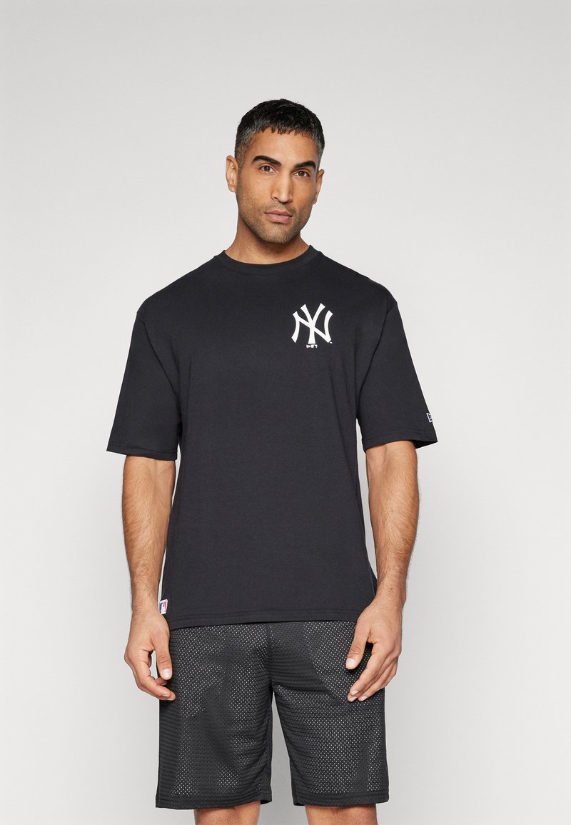 Melna kokvilnas T-krekls ar īsām piedurknēm, uz kreisās krūts daļas ir baltā Ņujorkas "Yankees" logo, apvienots ar melniem sieta šortiem.