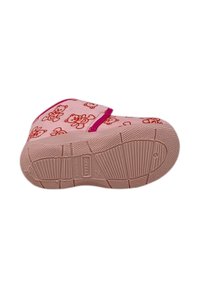 Scarpa rosa con design di orsetto, cinturino in velcro, suola in gomma testurizzata e dettaglio del logo. Presenta una soletta imbottita per il comfort.