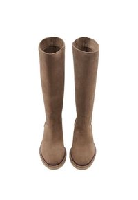 Botas altas de ante marrón con una textura suave, punta redondeada y una suela cosida en contraste, con un diseño minimalista.
