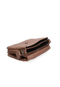 Borsa a mano in pelle marrone con una finitura liscia, dotata di scomparti doppi, chiusura a scatto in argento e tracolla regolabile.
