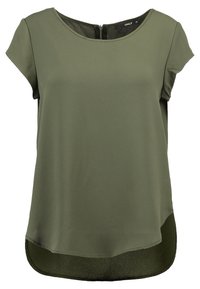Olijfgroene blouse met korte mouwen, een ronde halslijn en een iets langere achterkant. Gemaakt van een soepele, lichte stof met ritssluiting details.