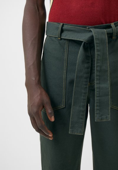 Lukhanyo Mdingi Παντελόνι - bottle green