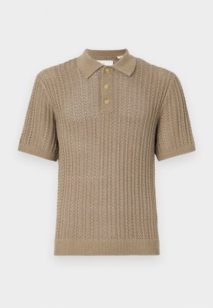 Beige strikket polo shirt med korte ærmer, der har et struktureret mønster, ribbet kant og tre brune knapper ved kraven.