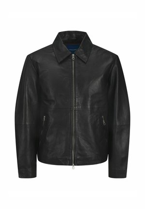 Chaqueta de cuero negra con una textura suave, cuello con solapa, cremallera frontal y dos bolsillos laterales con cremallera. Diseño simple y estructurado.