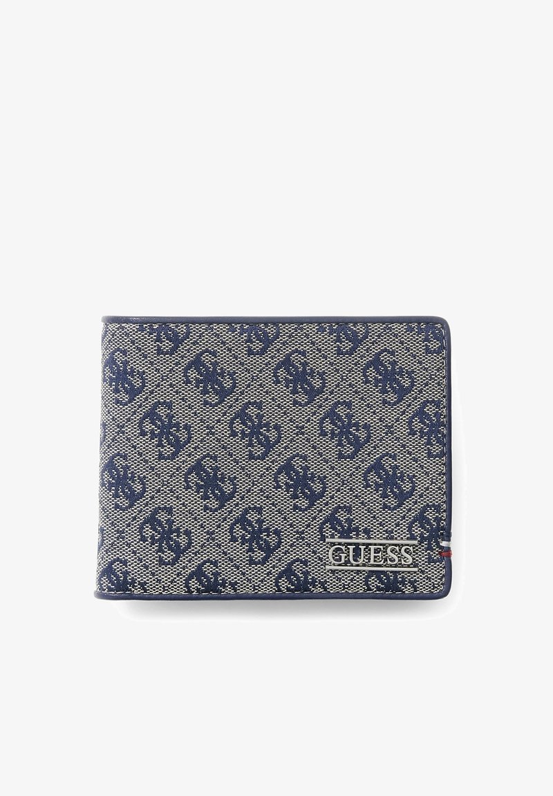 Portefeuille rectangulaire Guess en tissu bleu à motifs, avec un design répétitif du logo, une bordure bleue, et une plaque en métal de la marque Guess dans le coin inférieur droit.