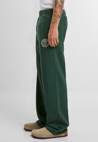 PROHIBITED CAMDEN - Pantalones deportivos - green