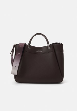 Sac à main en cuir marron foncé avec poignées courtes, bandoulière large détachable imprimée « A|X » et petit logo frontal « Armani Exchange ».